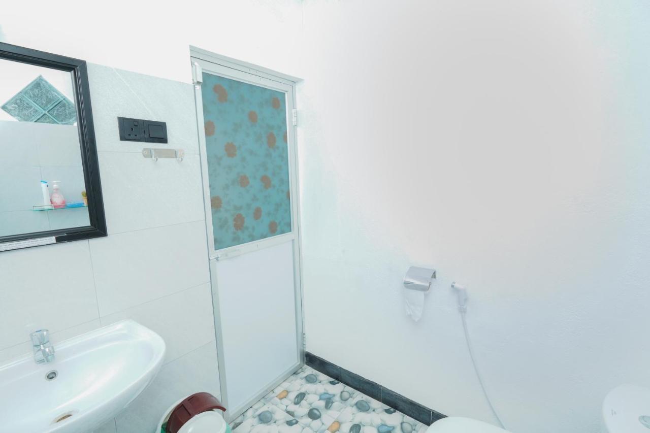 Lilly Palace Villa Guest House Negombo Buitenkant foto
